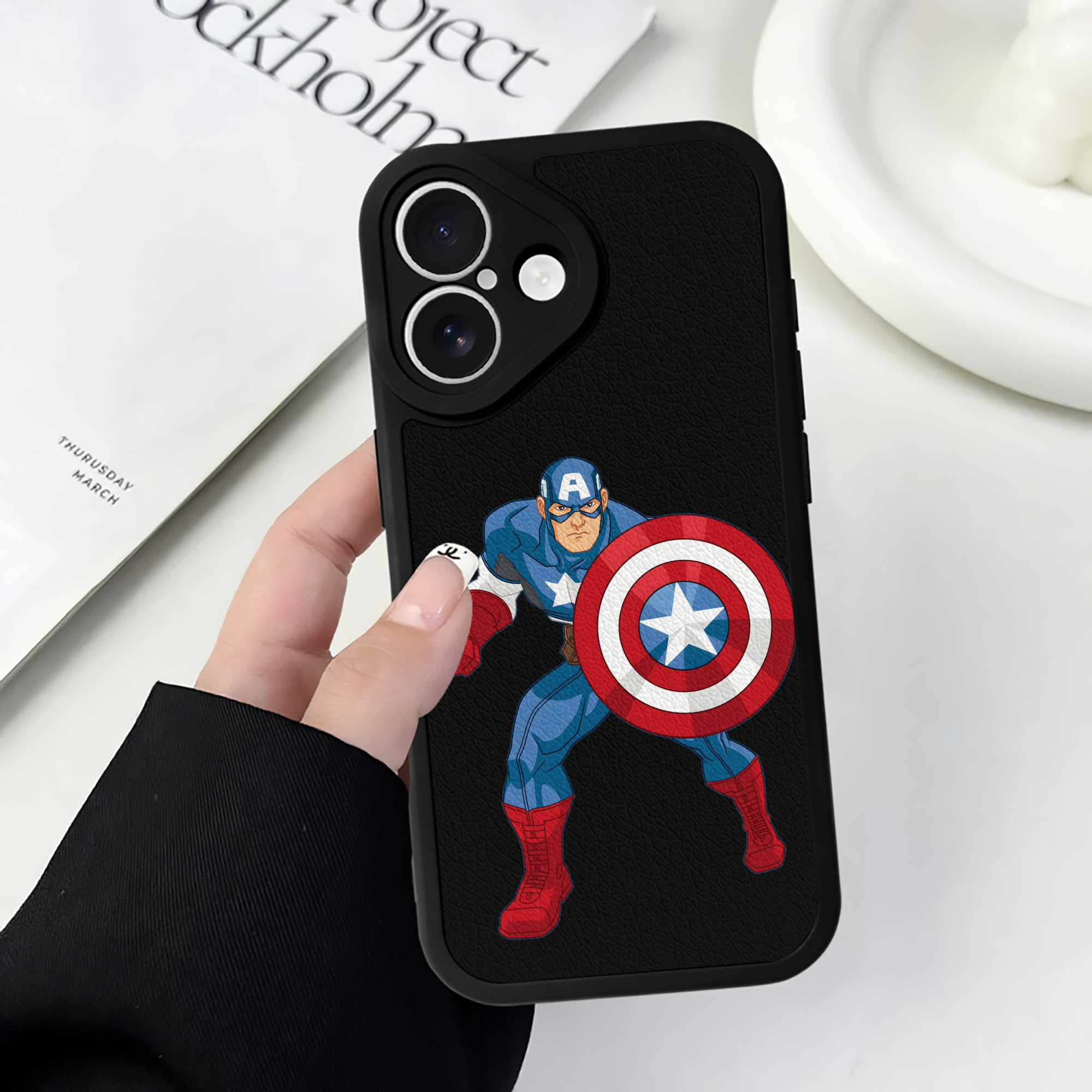（画像用） アベンジャーズ The Avengers 【iPhone 16シリーズ対応】シリコンスマホケース（レザー調） 材質：シリコン